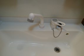 マンションの水漏れトラブル｜洗面台下の水受けタンクからの漏水
