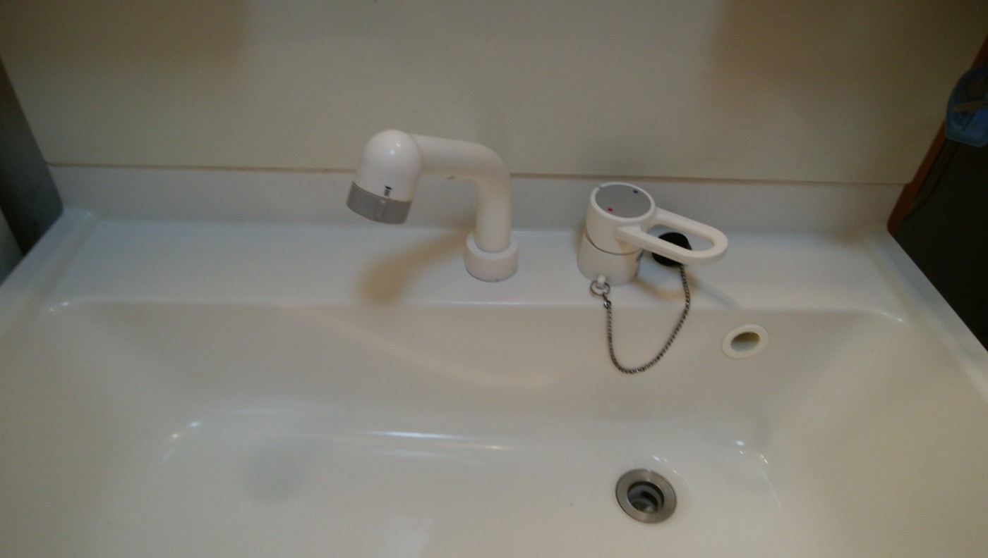 マンションの水漏れトラブル｜洗面台下の水受けタンクからの漏水