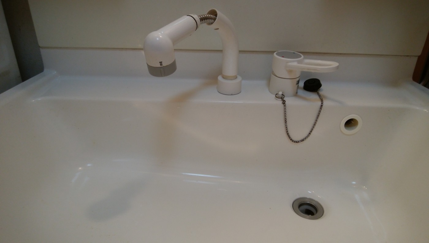 マンションの水漏れトラブル 洗面台下の水受けタンクからの漏水 もっとわくわくマンションライフ マンションライフのお役立ち情報