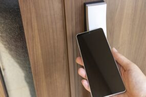 スマホが家の鍵になる！？賃貸でスマートロックって実際どうなの？