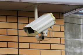 マンションの防犯カメラ設置の基本｜メリット・デメリットを解説