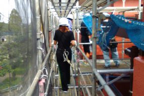 新人フロント足場に登る｜大規模修繕工事