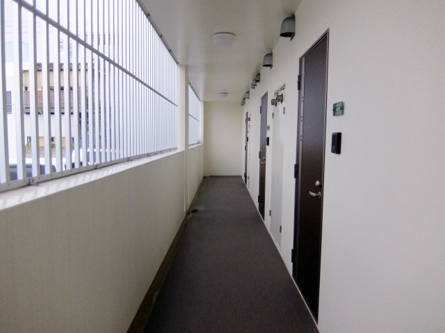 マンションの廊下に私物を置くのはあり？なし？