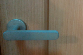 閉じ込められた!?トイレや浴室の鍵が開かないときの対処法