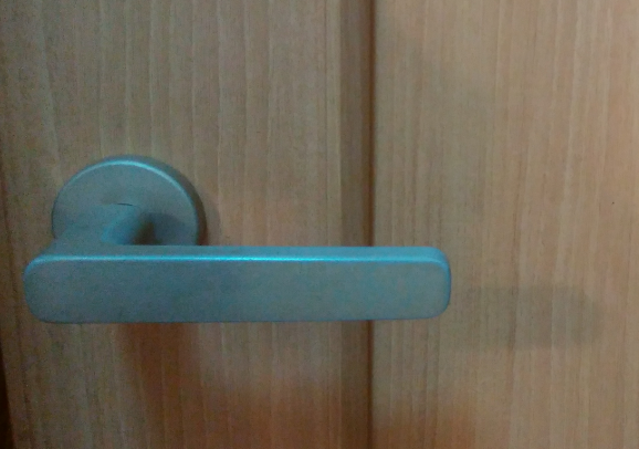 閉じ込められた!?トイレや浴室の鍵が開かないときの対処法