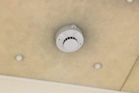 火災報知器やガス警報器が鳴ったらどうする？原因や止め方について