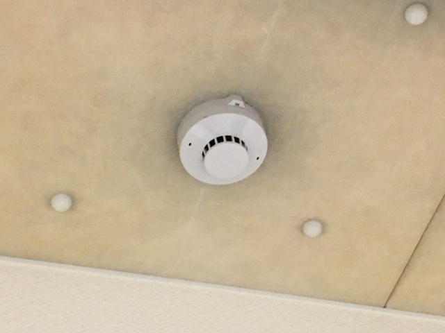 火災報知器やガス警報器が鳴ったらどうする？原因や止め方について