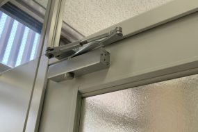 ドアが閉まる速度を変えられる！ドアクローザー調整方法について