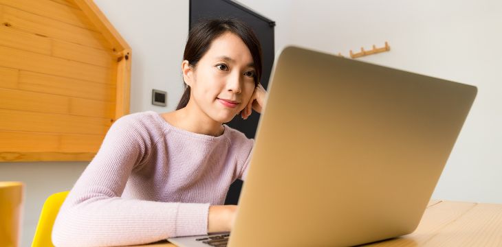 リフォーム会社のサイトを確認