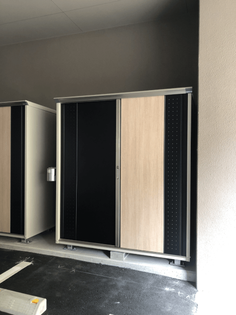 倉庫とEV充電器